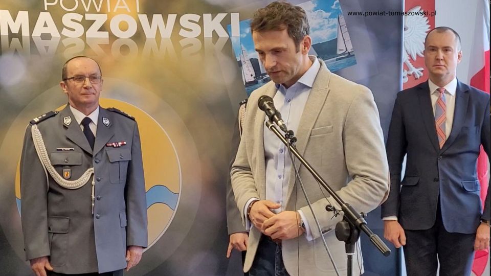 Na zdjęciu: uczestnicy uroczystości pożegnania odchodzącego na emeryturę młodszego inspektora Wojciecha Tatara, zastępcy Komendanta Powiatowego Policji w Tomaszowie Mazowieckim, które odbyło się w poniedziałek, 7 marca 2022 roku, w sali konferencyjnej w Starostwie Powiatowy w Tomaszowie Mazowieckim