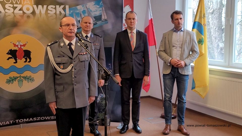Na zdjęciu: uczestnicy uroczystości pożegnania odchodzącego na emeryturę młodszego inspektora Wojciecha Tatara, zastępcy Komendanta Powiatowego Policji w Tomaszowie Mazowieckim, które odbyło się w poniedziałek, 7 marca 2022 roku, w sali konferencyjnej w Starostwie Powiatowy w Tomaszowie Mazowieckim
