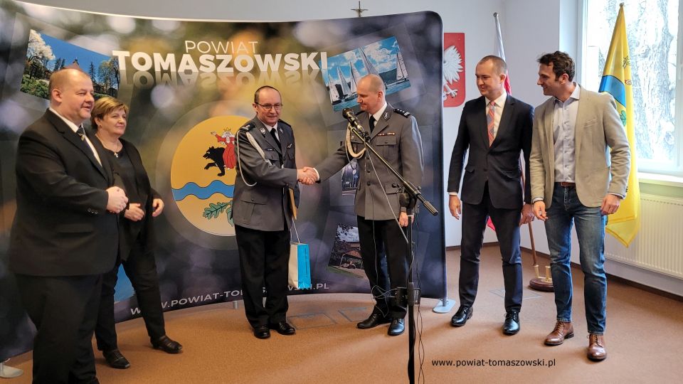 Na zdjęciu: uczestnicy uroczystości pożegnania odchodzącego na emeryturę młodszego inspektora Wojciecha Tatara, zastępcy Komendanta Powiatowego Policji w Tomaszowie Mazowieckim, które odbyło się w poniedziałek, 7 marca 2022 roku, w sali konferencyjnej w Starostwie Powiatowy w Tomaszowie Mazowieckim