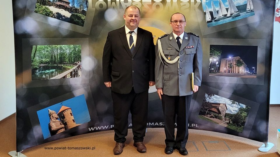 Na zdjęciu: uczestnicy uroczystości pożegnania odchodzącego na emeryturę młodszego inspektora Wojciecha Tatara, zastępcy Komendanta Powiatowego Policji w Tomaszowie Mazowieckim, które odbyło się w poniedziałek, 7 marca 2022 roku, w sali konferencyjnej w Starostwie Powiatowy w Tomaszowie Mazowieckim