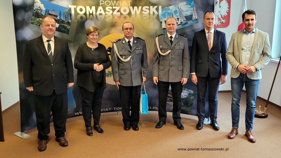 Na zdjęciu: uczestnicy uroczystości pożegnania odchodzącego na emeryturę młodszego inspektora Wojciecha Tatara, zastępcy Komendanta Powiatowego Policji w Tomaszowie Mazowieckim, które odbyło się w poniedziałek, 7 marca 2022 roku, w sali konferencyjnej w Starostwie Powiatowy w Tomaszowie Mazowieckim