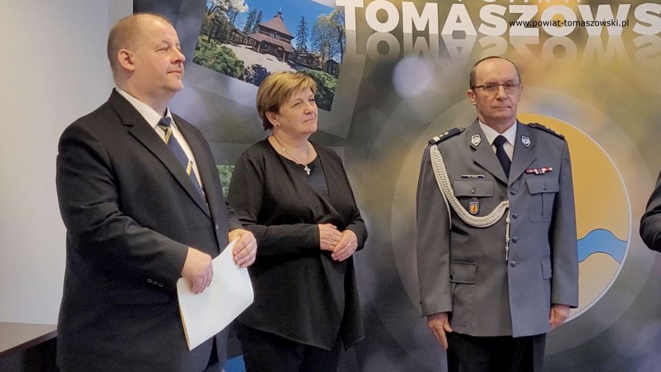 Na zdjęciu: uczestnicy uroczystości pożegnania odchodzącego na emeryturę młodszego inspektora Wojciecha Tatara, zastępcy Komendanta Powiatowego Policji w Tomaszowie Mazowieckim, które odbyło się w poniedziałek, 7 marca 2022 roku, w sali konferencyjnej w Starostwie Powiatowy w Tomaszowie Mazowieckim