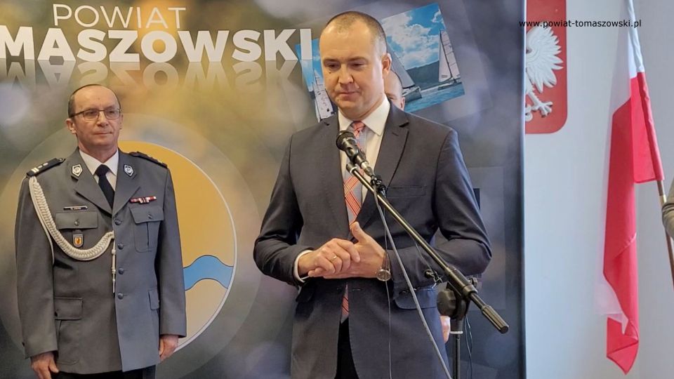 Na zdjęciu: uczestnicy uroczystości pożegnania odchodzącego na emeryturę młodszego inspektora Wojciecha Tatara, zastępcy Komendanta Powiatowego Policji w Tomaszowie Mazowieckim, które odbyło się w poniedziałek, 7 marca 2022 roku, w sali konferencyjnej w Starostwie Powiatowy w Tomaszowie Mazowieckim