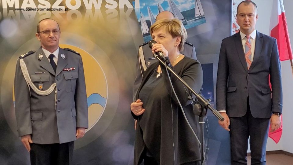 Na zdjęciu: uczestnicy uroczystości pożegnania odchodzącego na emeryturę młodszego inspektora Wojciecha Tatara, zastępcy Komendanta Powiatowego Policji w Tomaszowie Mazowieckim, które odbyło się w poniedziałek, 7 marca 2022 roku, w sali konferencyjnej w Starostwie Powiatowy w Tomaszowie Mazowieckim
