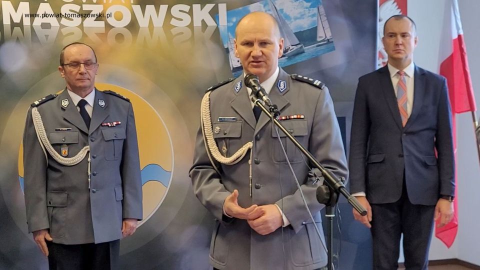 Na zdjęciu: uczestnicy uroczystości pożegnania odchodzącego na emeryturę młodszego inspektora Wojciecha Tatara, zastępcy Komendanta Powiatowego Policji w Tomaszowie Mazowieckim, które odbyło się w poniedziałek, 7 marca 2022 roku, w sali konferencyjnej w Starostwie Powiatowy w Tomaszowie Mazowieckim