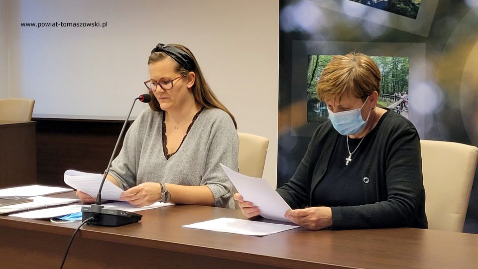 Na zdjęciu: uczestnicy spotkania kandydatów do Powiatowej Rady Pożytku Publicznego, które odbyło się w poniedziałek, 6 grudnia 2021 roku, w Sali konferencyjnej w Starostwie Powiatowym w Tomaszowie Mazowieckim