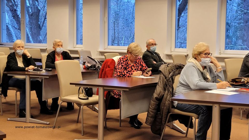 Na zdjęciu: uczestnicy spotkania kandydatów do Powiatowej Rady Pożytku Publicznego, które odbyło się w poniedziałek, 6 grudnia 2021 roku, w Sali konferencyjnej w Starostwie Powiatowym w Tomaszowie Mazowieckim