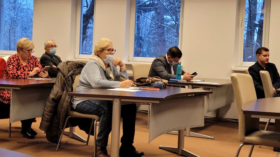 Na zdjęciu: uczestnicy spotkania kandydatów do Powiatowej Rady Pożytku Publicznego, które odbyło się w poniedziałek, 6 grudnia 2021 roku, w Sali konferencyjnej w Starostwie Powiatowym w Tomaszowie Mazowieckim