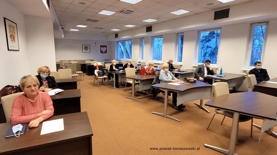 Na zdjęciu: uczestnicy spotkania kandydatów do Powiatowej Rady Pożytku Publicznego, które odbyło się w poniedziałek, 6 grudnia 2021 roku, w Sali konferencyjnej w Starostwie Powiatowym w Tomaszowie Mazowieckim