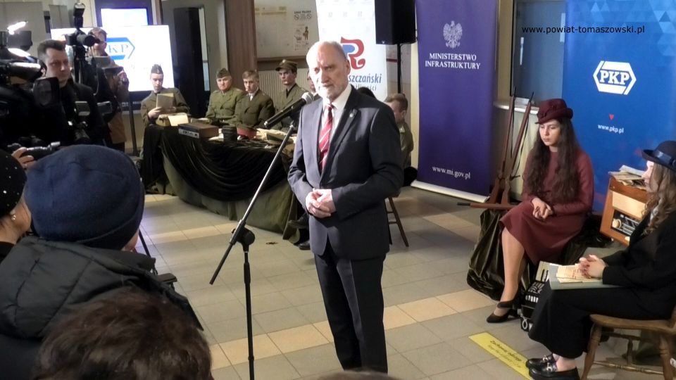 Na zdjęciu: uczestnicy uroczystości, podczas której nadano imię gen. bryg. Stanisława Sojczyńskiego ps. Warszyc dworcowi kolejowemu w Radomsku, która odbyła się w sobotę, 19 lutego 2022 roku w Radomsku Na zdjęciu: uczestnicy uroczystości, podczas której nadano imię gen. bryg. Stanisława Sojczyńskiego ps. Warszyc dworcowi kolejowemu w Radomsku, która odbyła się w sobotę, 19 lutego 2022 roku w Radomsku