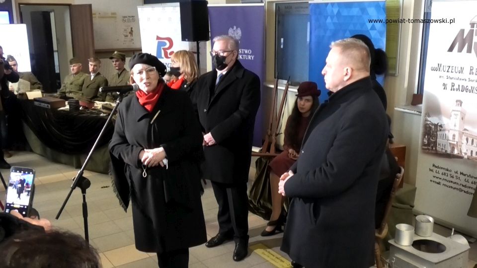 Na zdjęciu: uczestnicy uroczystości, podczas której nadano imię gen. bryg. Stanisława Sojczyńskiego ps. Warszyc dworcowi kolejowemu w Radomsku, która odbyła się w sobotę, 19 lutego 2022 roku w Radomsku Na zdjęciu: uczestnicy uroczystości, podczas której nadano imię gen. bryg. Stanisława Sojczyńskiego ps. Warszyc dworcowi kolejowemu w Radomsku, która odbyła się w sobotę, 19 lutego 2022 roku w Radomsku