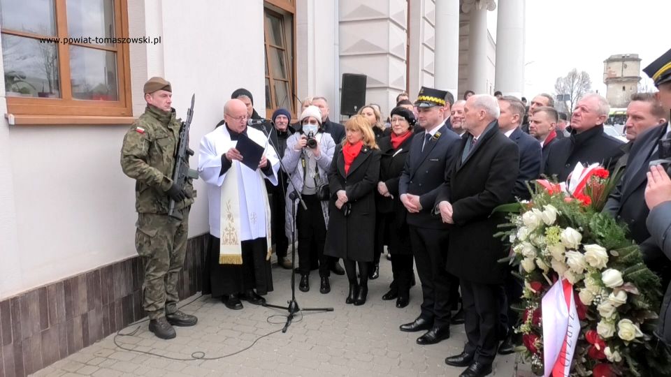Na zdjęciu: uczestnicy uroczystości, podczas której nadano imię gen. bryg. Stanisława Sojczyńskiego ps. Warszyc dworcowi kolejowemu w Radomsku, która odbyła się w sobotę, 19 lutego 2022 roku w Radomsku Na zdjęciu: uczestnicy uroczystości, podczas której nadano imię gen. bryg. Stanisława Sojczyńskiego ps. Warszyc dworcowi kolejowemu w Radomsku, która odbyła się w sobotę, 19 lutego 2022 roku w Radomsku