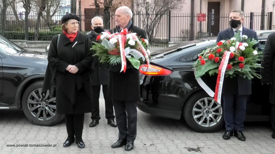 Na zdjęciu: uczestnicy uroczystości, podczas której nadano imię gen. bryg. Stanisława Sojczyńskiego ps. Warszyc dworcowi kolejowemu w Radomsku, która odbyła się w sobotę, 19 lutego 2022 roku w Radomsku Na zdjęciu: uczestnicy uroczystości, podczas której nadano imię gen. bryg. Stanisława Sojczyńskiego ps. Warszyc dworcowi kolejowemu w Radomsku, która odbyła się w sobotę, 19 lutego 2022 roku w Radomsku