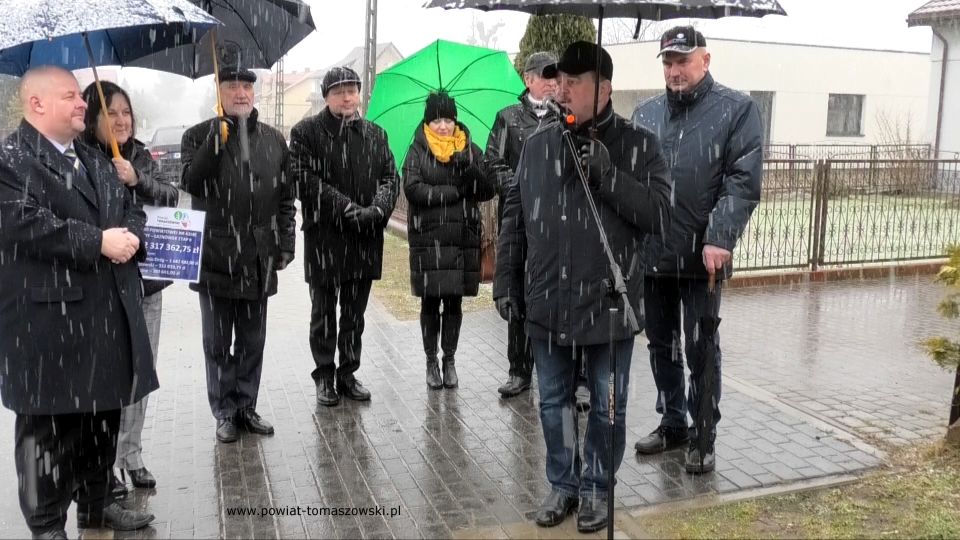 Na zdjęciu: uczestnicy uroczystości, podczas której odbyło się symboliczne oddanie do użytku wyremontowanej drogi powiatowej nr 4318E Kolonia Rokiciny – Łaznówek etap II, która odbyła się w piątek, 11 lutego 2022 roku