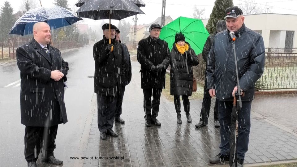 Na zdjęciu: uczestnicy uroczystości, podczas której odbyło się symboliczne oddanie do użytku wyremontowanej drogi powiatowej nr 4318E Kolonia Rokiciny – Łaznówek etap II, która odbyła się w piątek, 11 lutego 2022 roku