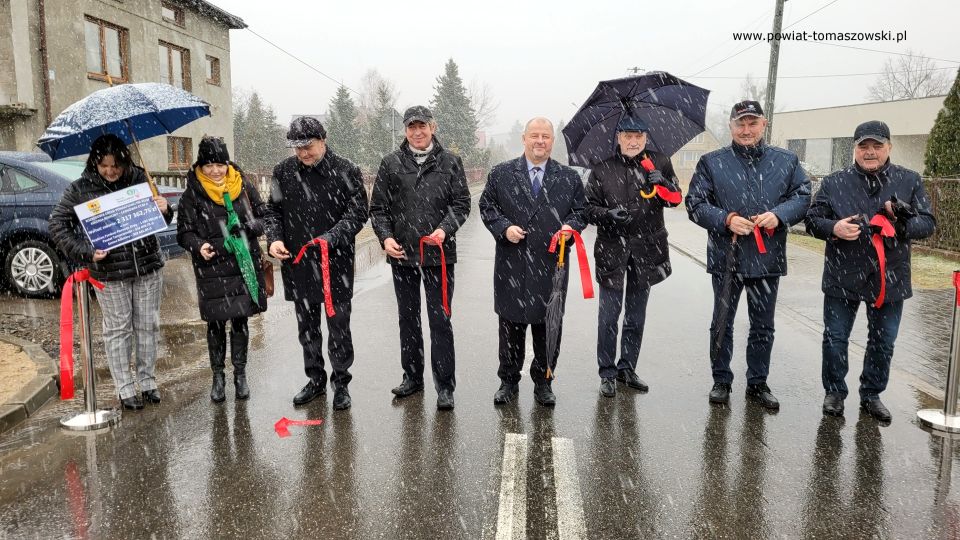 Na zdjęciu: uczestnicy uroczystości, podczas której odbyło się symboliczne oddanie do użytku wyremontowanej drogi powiatowej nr 4318E Kolonia Rokiciny – Łaznówek etap II, która odbyła się w piątek, 11 lutego 2022 roku