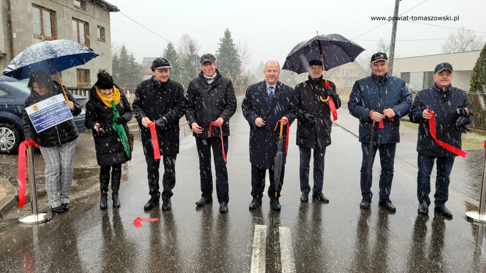 Na zdjęciu: uczestnicy uroczystości, podczas której odbyło się symboliczne oddanie do użytku wyremontowanej drogi powiatowej nr 4318E Kolonia Rokiciny – Łaznówek etap II, która odbyła się w piątek, 11 lutego 2022 roku