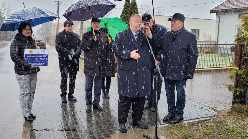 Na zdjęciu: uczestnicy uroczystości, podczas której odbyło się symboliczne oddanie do użytku wyremontowanej drogi powiatowej nr 4318E Kolonia Rokiciny – Łaznówek etap II, która odbyła się w piątek, 11 lutego 2022 roku