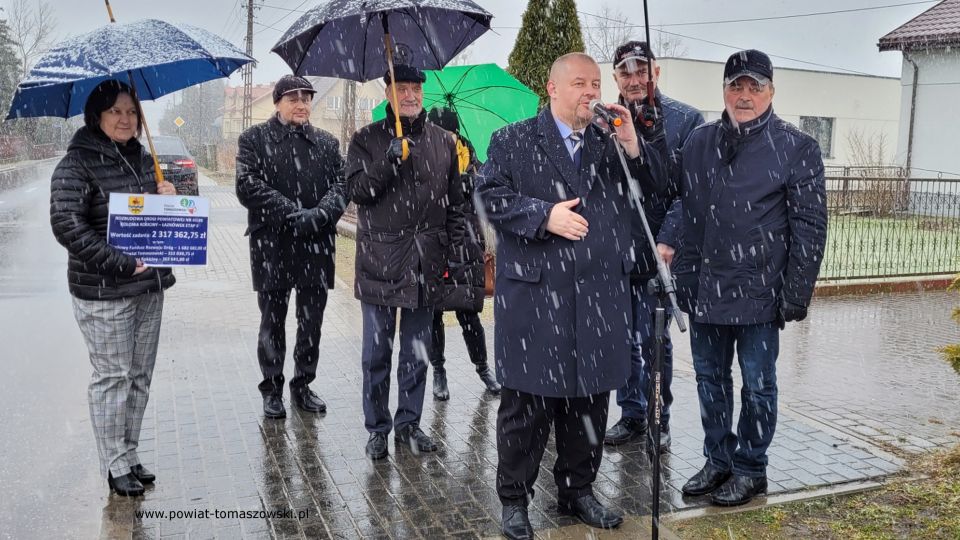Na zdjęciu: uczestnicy uroczystości, podczas której odbyło się symboliczne oddanie do użytku wyremontowanej drogi powiatowej nr 4318E Kolonia Rokiciny – Łaznówek etap II, która odbyła się w piątek, 11 lutego 2022 roku