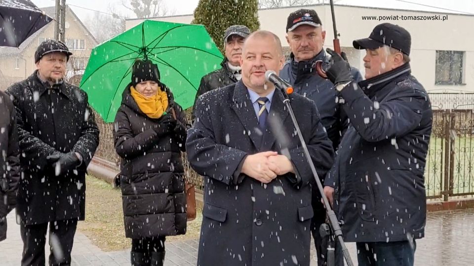 Na zdjęciu: uczestnicy uroczystości, podczas której odbyło się symboliczne oddanie do użytku wyremontowanej drogi powiatowej nr 4318E Kolonia Rokiciny – Łaznówek etap II, która odbyła się w piątek, 11 lutego 2022 roku