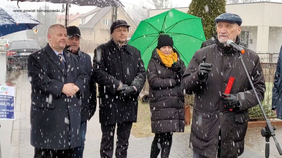 Na zdjęciu: uczestnicy uroczystości, podczas której odbyło się symboliczne oddanie do użytku wyremontowanej drogi powiatowej nr 4318E Kolonia Rokiciny – Łaznówek etap II, która odbyła się w piątek, 11 lutego 2022 roku