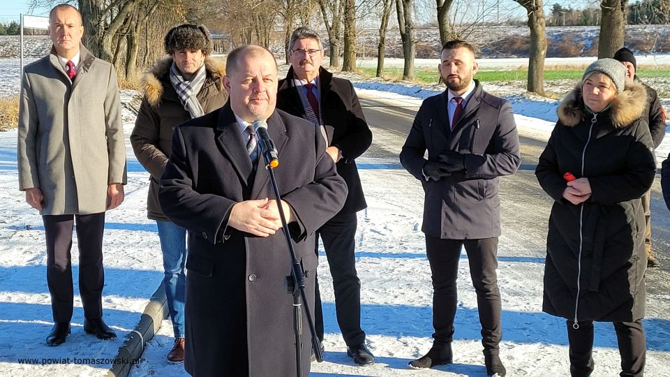 Na zdjęciu: uczestnicy uroczystego oddania do użytku wyremontowanej drogi w Roszkowej Woli, która odbyła się we wtorek, 21 grudnia 2021 roku