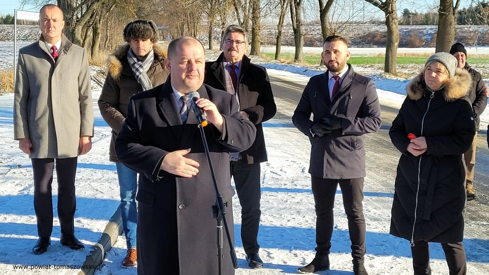 Na zdjęciu: uczestnicy uroczystego oddania do użytku wyremontowanej drogi w Roszkowej Woli, która odbyła się we wtorek, 21 grudnia 2021 roku