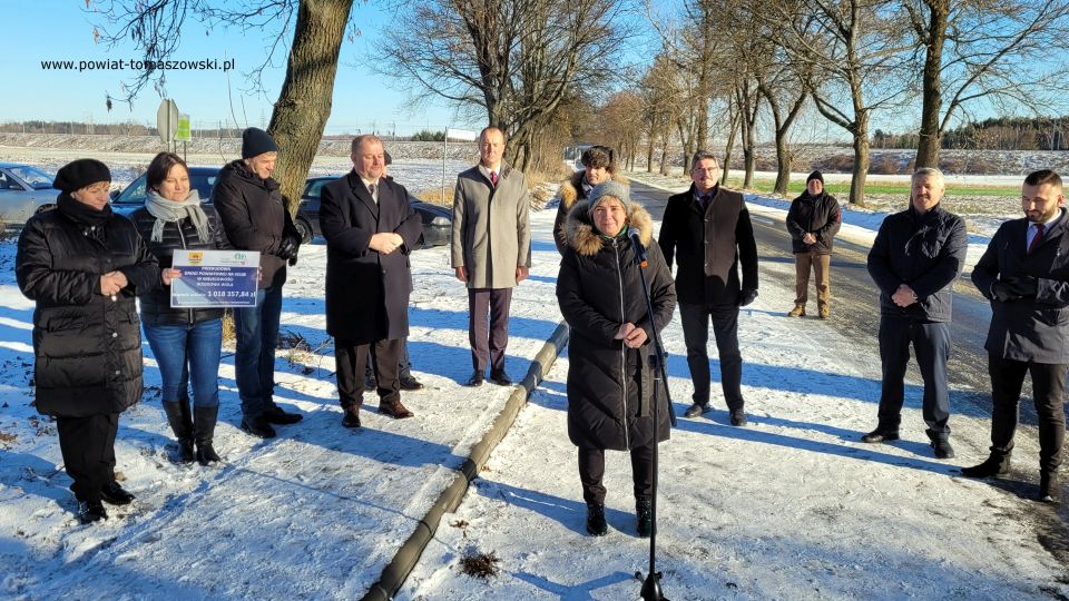 Na zdjęciu: uczestnicy uroczystego oddania do użytku wyremontowanej drogi w Roszkowej Woli, która odbyła się we wtorek, 21 grudnia 2021 roku