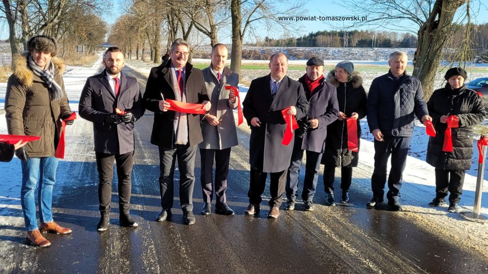 Na zdjęciu: uczestnicy uroczystego oddania do użytku wyremontowanej drogi w Roszkowej Woli, która odbyła się we wtorek, 21 grudnia 2021 roku