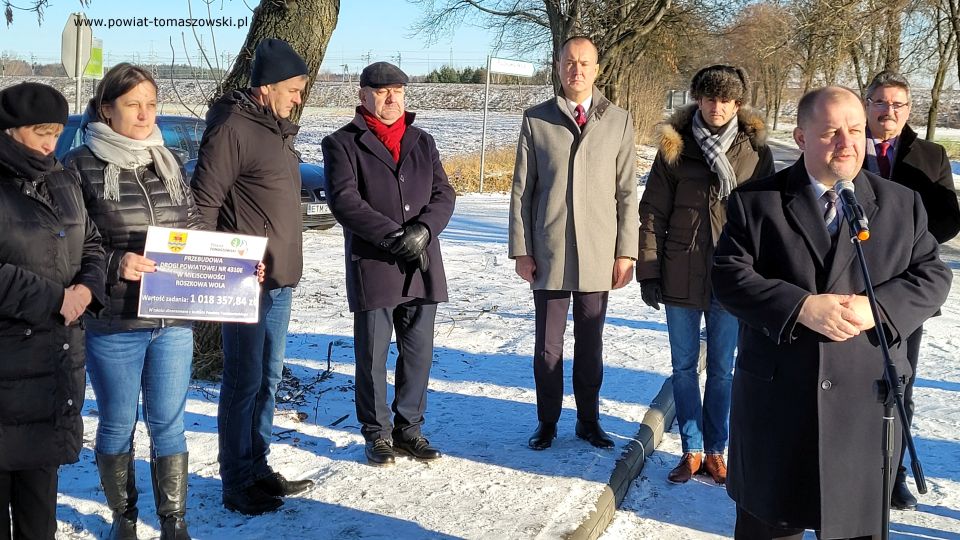 Na zdjęciu: uczestnicy uroczystego oddania do użytku wyremontowanej drogi w Roszkowej Woli, która odbyła się we wtorek, 21 grudnia 2021 roku
