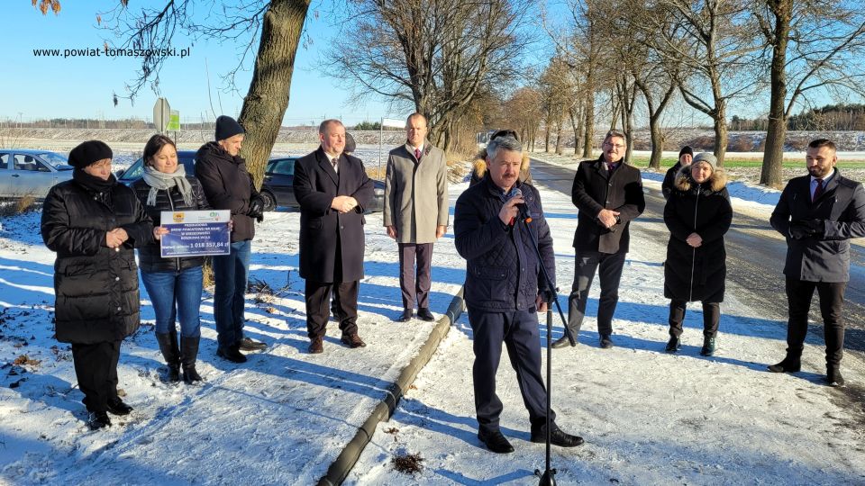 Na zdjęciu: uczestnicy uroczystego oddania do użytku wyremontowanej drogi w Roszkowej Woli, która odbyła się we wtorek, 21 grudnia 2021 roku