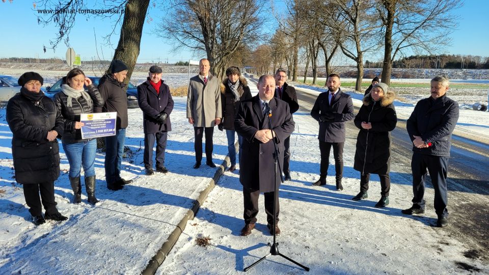 Na zdjęciu: uczestnicy uroczystego oddania do użytku wyremontowanej drogi w Roszkowej Woli, która odbyła się we wtorek, 21 grudnia 2021 roku