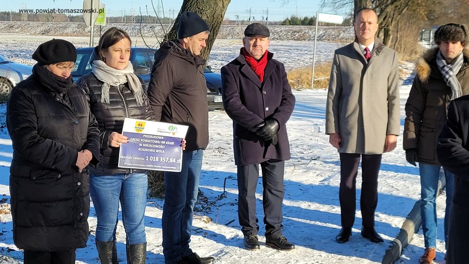 Na zdjęciu: uczestnicy uroczystego oddania do użytku wyremontowanej drogi w Roszkowej Woli, która odbyła się we wtorek, 21 grudnia 2021 roku