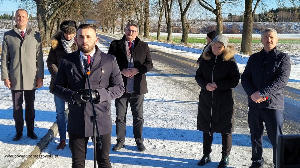 Na zdjęciu: uczestnicy uroczystego oddania do użytku wyremontowanej drogi w Roszkowej Woli, która odbyła się we wtorek, 21 grudnia 2021 roku