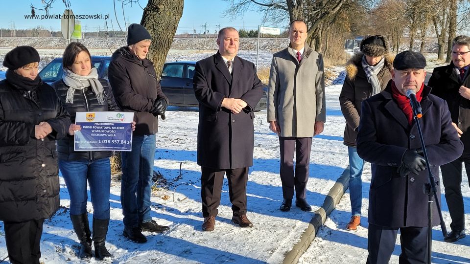Na zdjęciu: uczestnicy uroczystego oddania do użytku wyremontowanej drogi w Roszkowej Woli, która odbyła się we wtorek, 21 grudnia 2021 roku