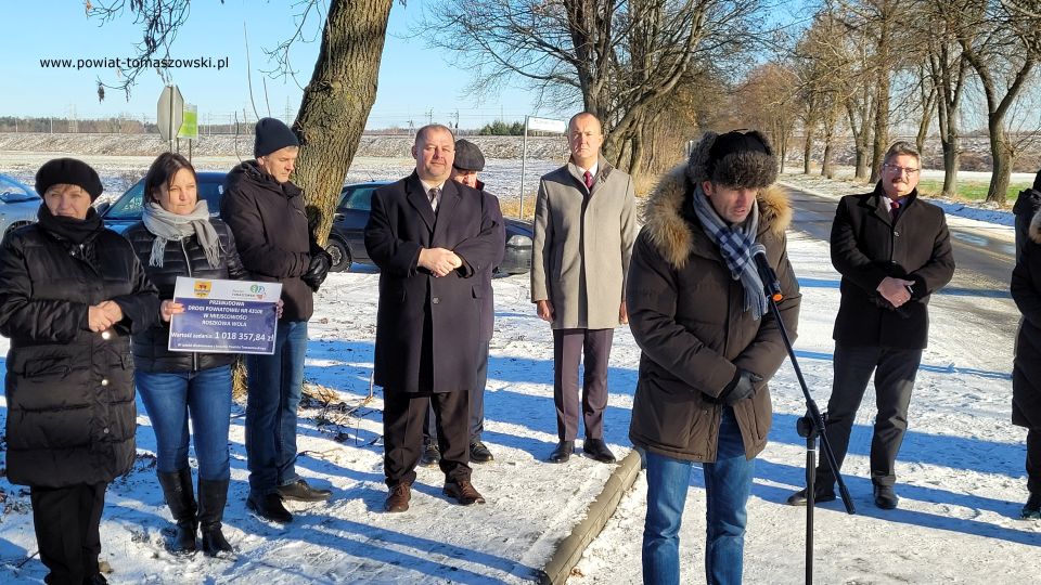 Na zdjęciu: uczestnicy uroczystego oddania do użytku wyremontowanej drogi w Roszkowej Woli, która odbyła się we wtorek, 21 grudnia 2021 roku