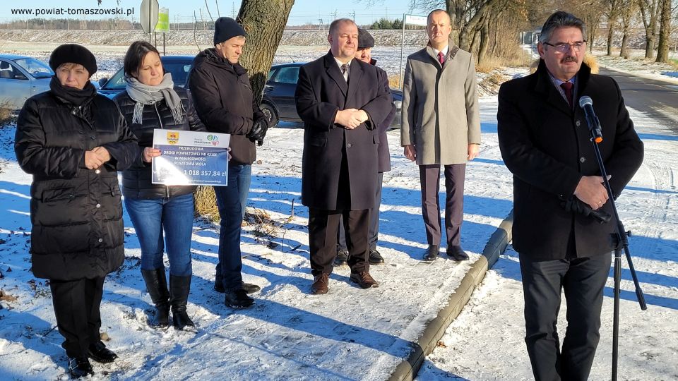 Na zdjęciu: uczestnicy uroczystego oddania do użytku wyremontowanej drogi w Roszkowej Woli, która odbyła się we wtorek, 21 grudnia 2021 roku