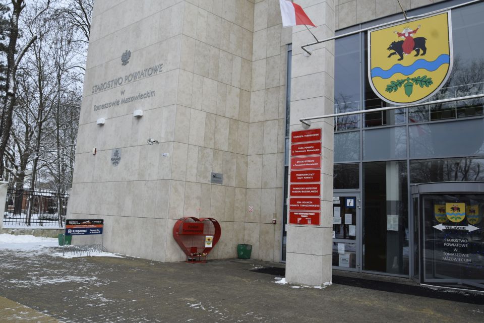 Na zdjęciu: pojemnik w kształcie serca, do którego każdy może wrzucić plastikowe nakrętki. Pojemnik znajduje się przy siedzibie Starostwa Powiatowego w Tomaszowie Mazowieckim Powiat zakupił pojemniki na plastikowe nakrętki