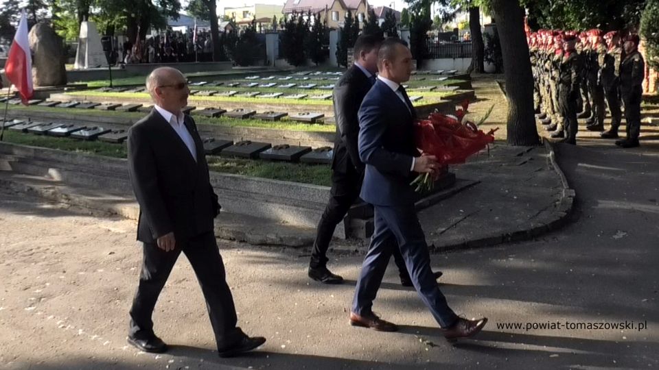 Na zdjęciu: zdjęcie z uroczystości na Cmentarzu Wojennym w Tomaszowie Mazowieckim, 1 sierpnia 2021 roku w 77. rocznicę wybuchu powstania warszawskiego