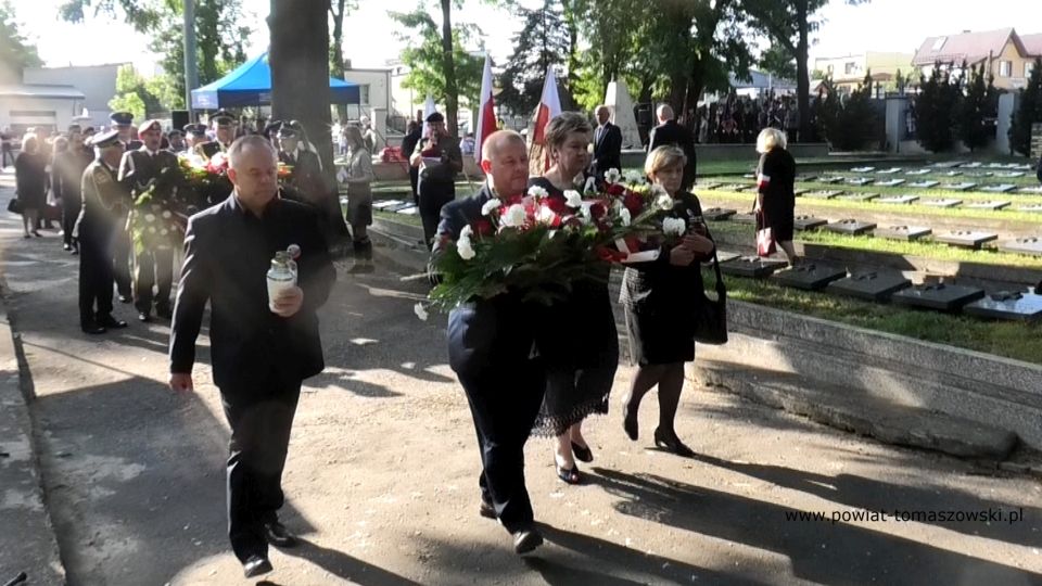 Na zdjęciu: zdjęcie z uroczystości na Cmentarzu Wojennym w Tomaszowie Mazowieckim, 1 sierpnia 2021 roku w 77. rocznicę wybuchu powstania warszawskiego