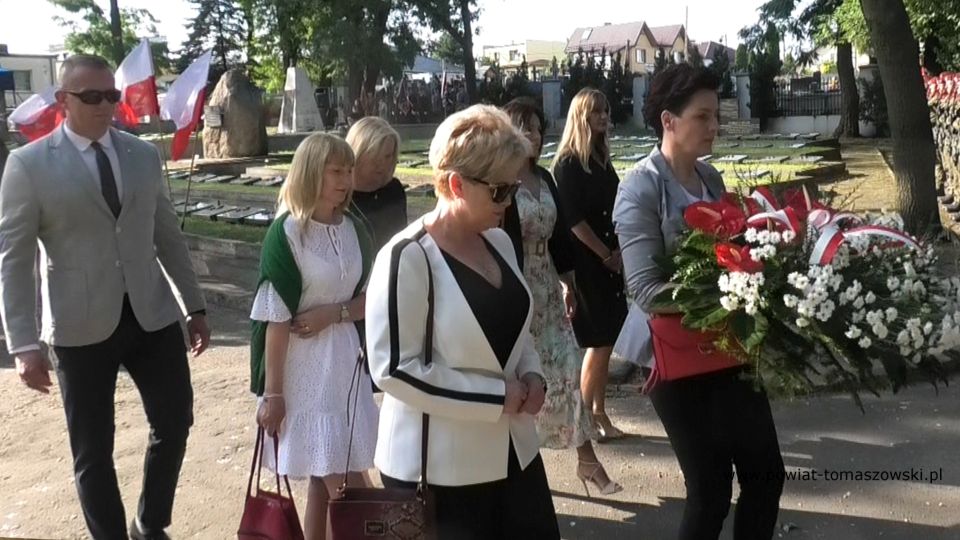 Na zdjęciu: zdjęcie z uroczystości na Cmentarzu Wojennym w Tomaszowie Mazowieckim, 1 sierpnia 2021 roku w 77. rocznicę wybuchu powstania warszawskiego