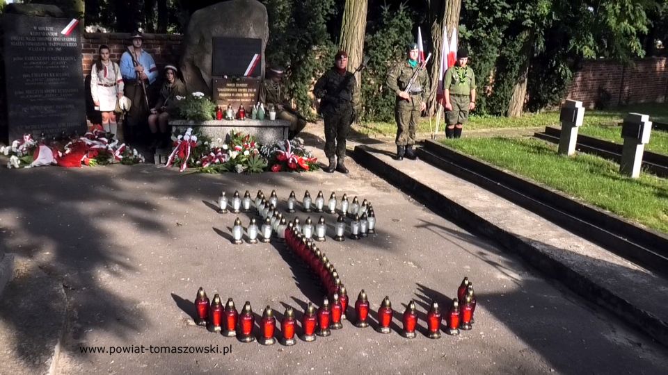Na zdjęciu: zdjęcie z uroczystości na Cmentarzu Wojennym w Tomaszowie Mazowieckim, 1 sierpnia 2021 roku w 77. rocznicę wybuchu powstania warszawskiego