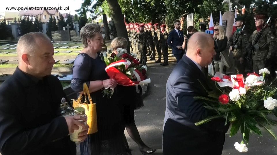 Na zdjęciu: zdjęcie z uroczystości na Cmentarzu Wojennym w Tomaszowie Mazowieckim, 1 sierpnia 2021 roku w 77. rocznicę wybuchu powstania warszawskiego