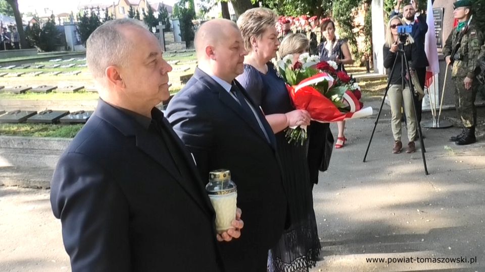 Na zdjęciu: zdjęcie z uroczystości na Cmentarzu Wojennym w Tomaszowie Mazowieckim, 1 sierpnia 2021 roku w 77. rocznicę wybuchu powstania warszawskiego