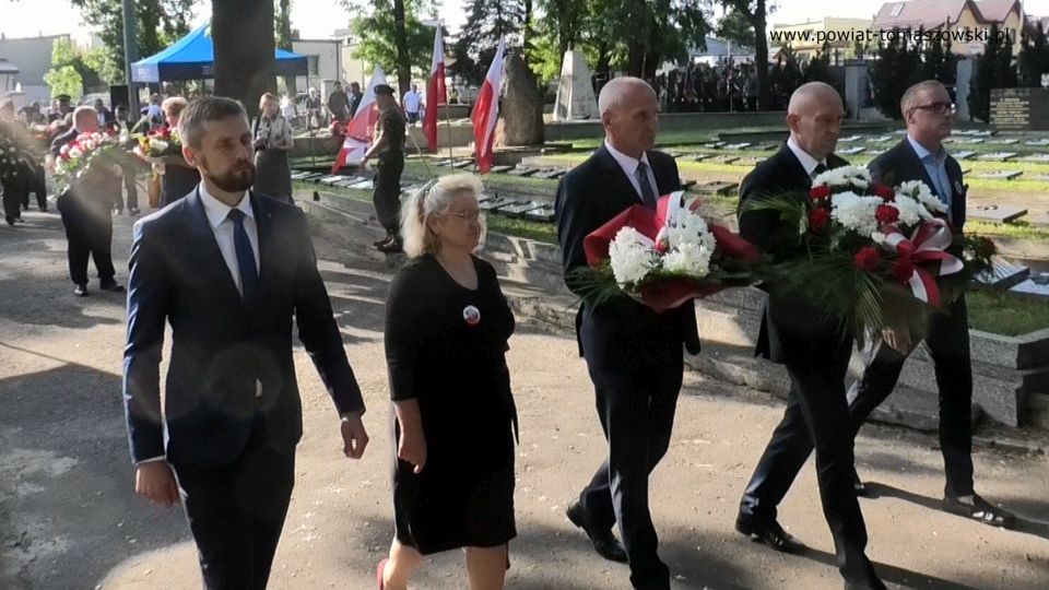 Na zdjęciu: zdjęcie z uroczystości na Cmentarzu Wojennym w Tomaszowie Mazowieckim, 1 sierpnia 2021 roku w 77. rocznicę wybuchu powstania warszawskiego