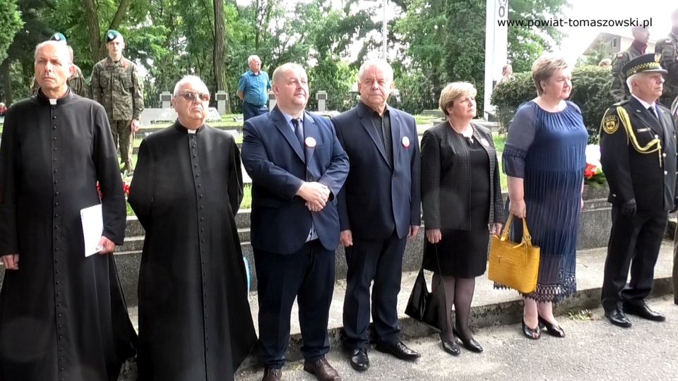 Na zdjęciu: zdjęcie z uroczystości na Cmentarzu Wojennym w Tomaszowie Mazowieckim, 1 sierpnia 2021 roku w 77. rocznicę wybuchu powstania warszawskiego