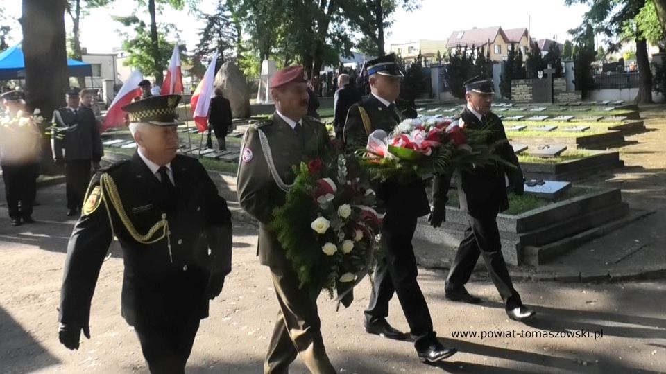 Na zdjęciu: zdjęcie z uroczystości na Cmentarzu Wojennym w Tomaszowie Mazowieckim, 1 sierpnia 2021 roku w 77. rocznicę wybuchu powstania warszawskiego