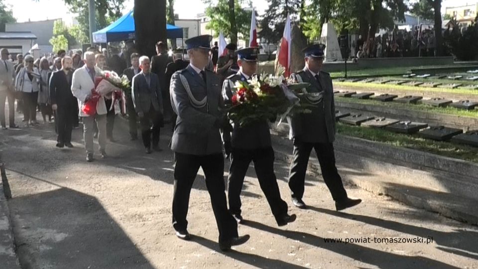 Na zdjęciu: zdjęcie z uroczystości na Cmentarzu Wojennym w Tomaszowie Mazowieckim, 1 sierpnia 2021 roku w 77. rocznicę wybuchu powstania warszawskiego