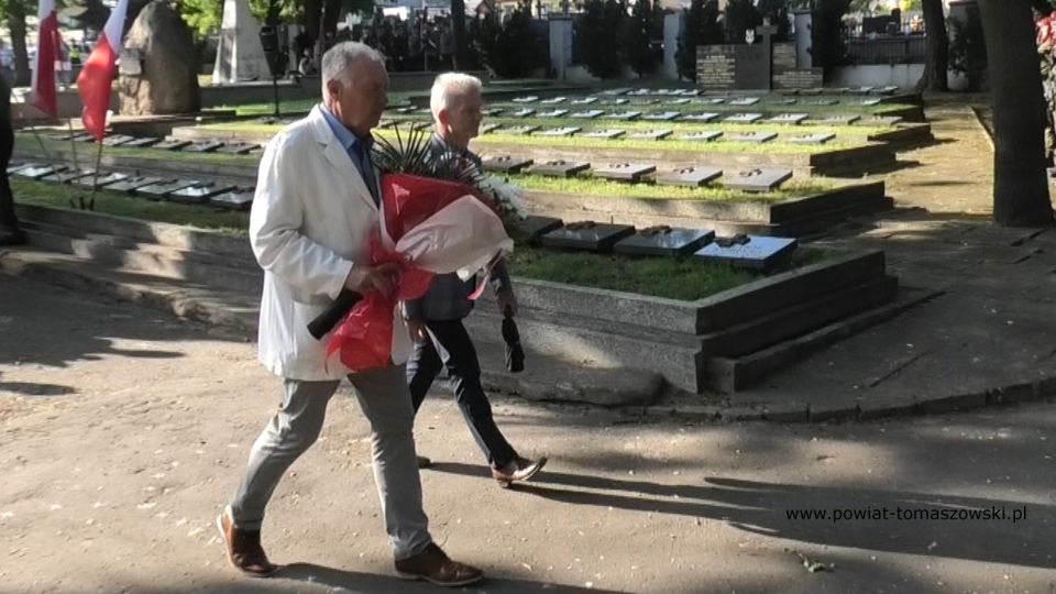 Na zdjęciu: zdjęcie z uroczystości na Cmentarzu Wojennym w Tomaszowie Mazowieckim, 1 sierpnia 2021 roku w 77. rocznicę wybuchu powstania warszawskiego