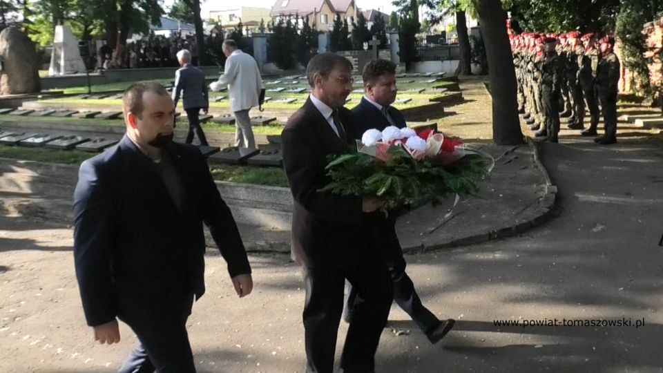 Na zdjęciu: zdjęcie z uroczystości na Cmentarzu Wojennym w Tomaszowie Mazowieckim, 1 sierpnia 2021 roku w 77. rocznicę wybuchu powstania warszawskiego